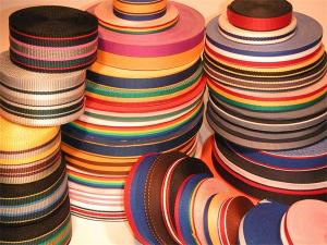 為什么丙綸長(cháng)絲制成的地毯受歡迎？